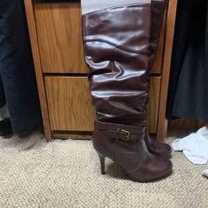 Brown brand new boots.